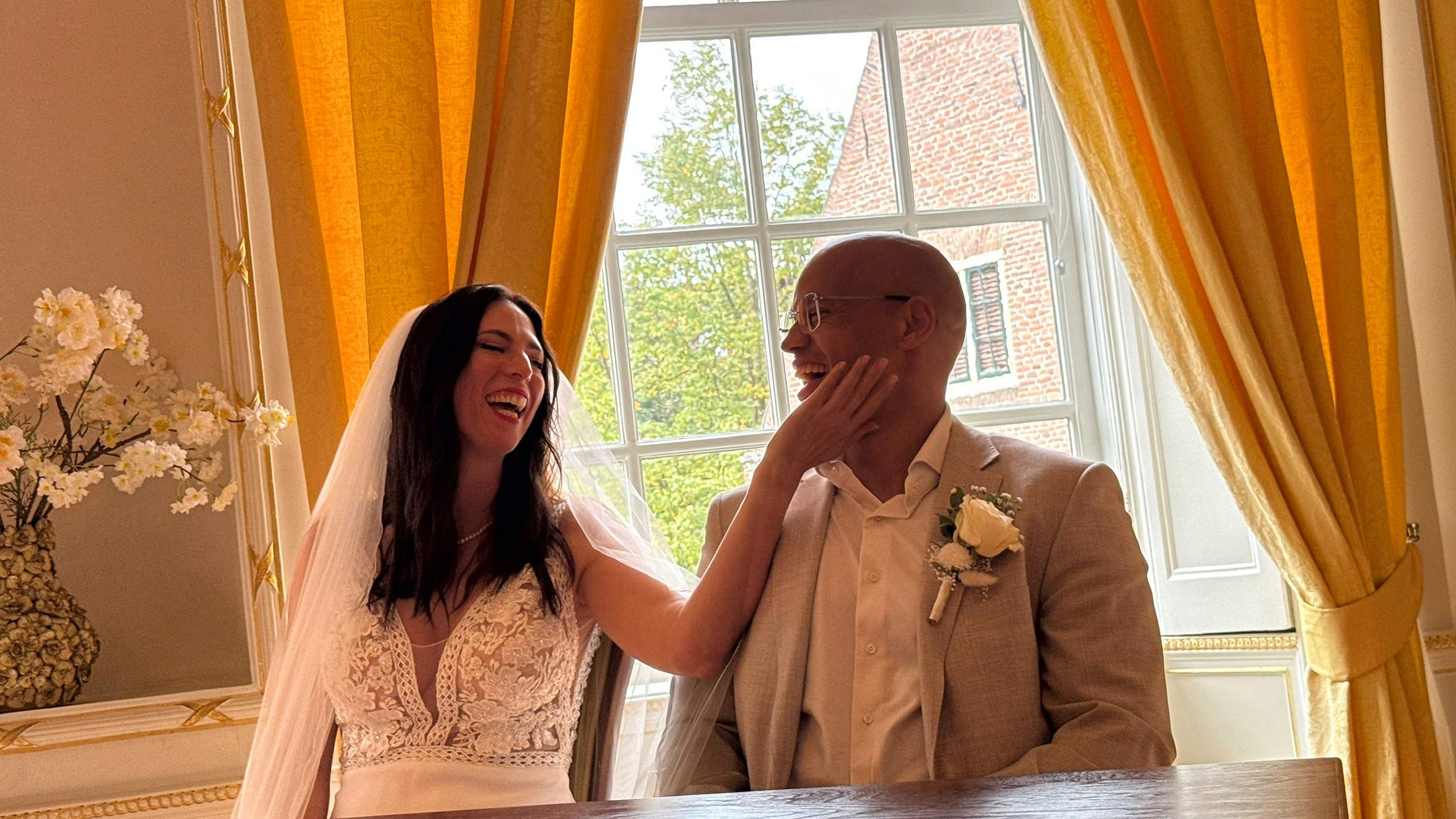 Els en Omar lachen samen tijdens de ceremonie