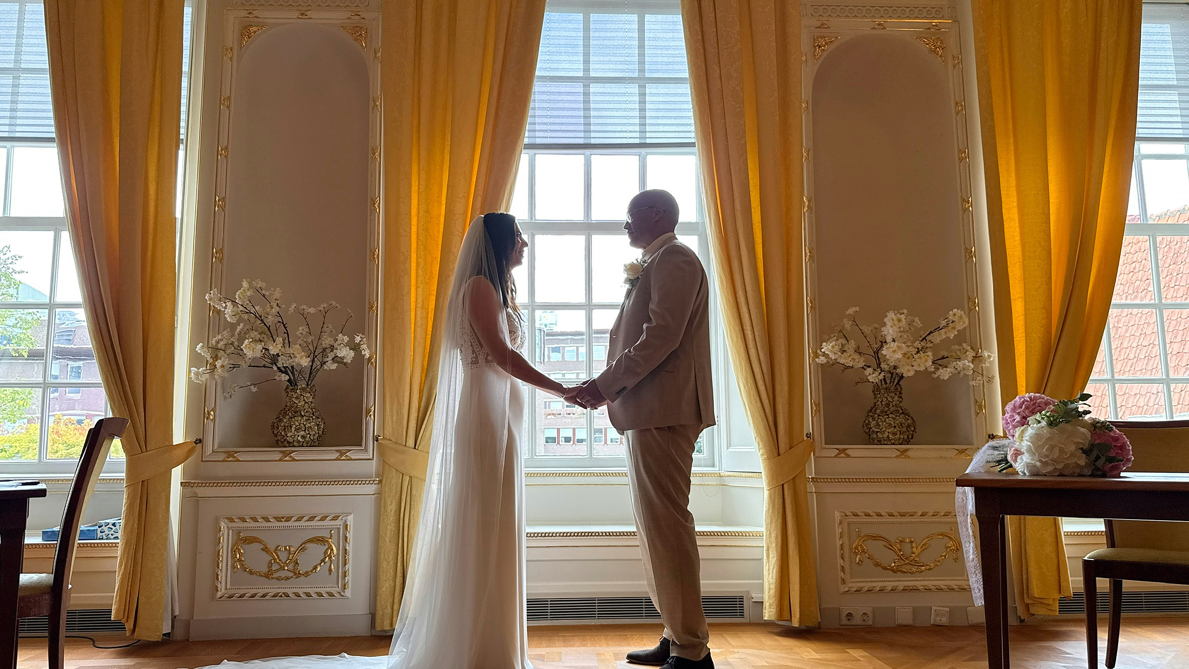 Els en Omar houden elkaars handen vast tijdens de ceremonie